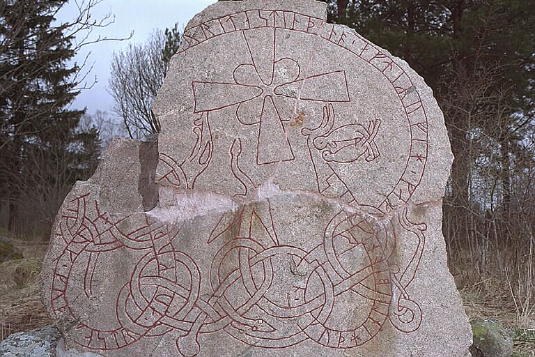 Runes written on runsten, rödgrå granit. Date: V
